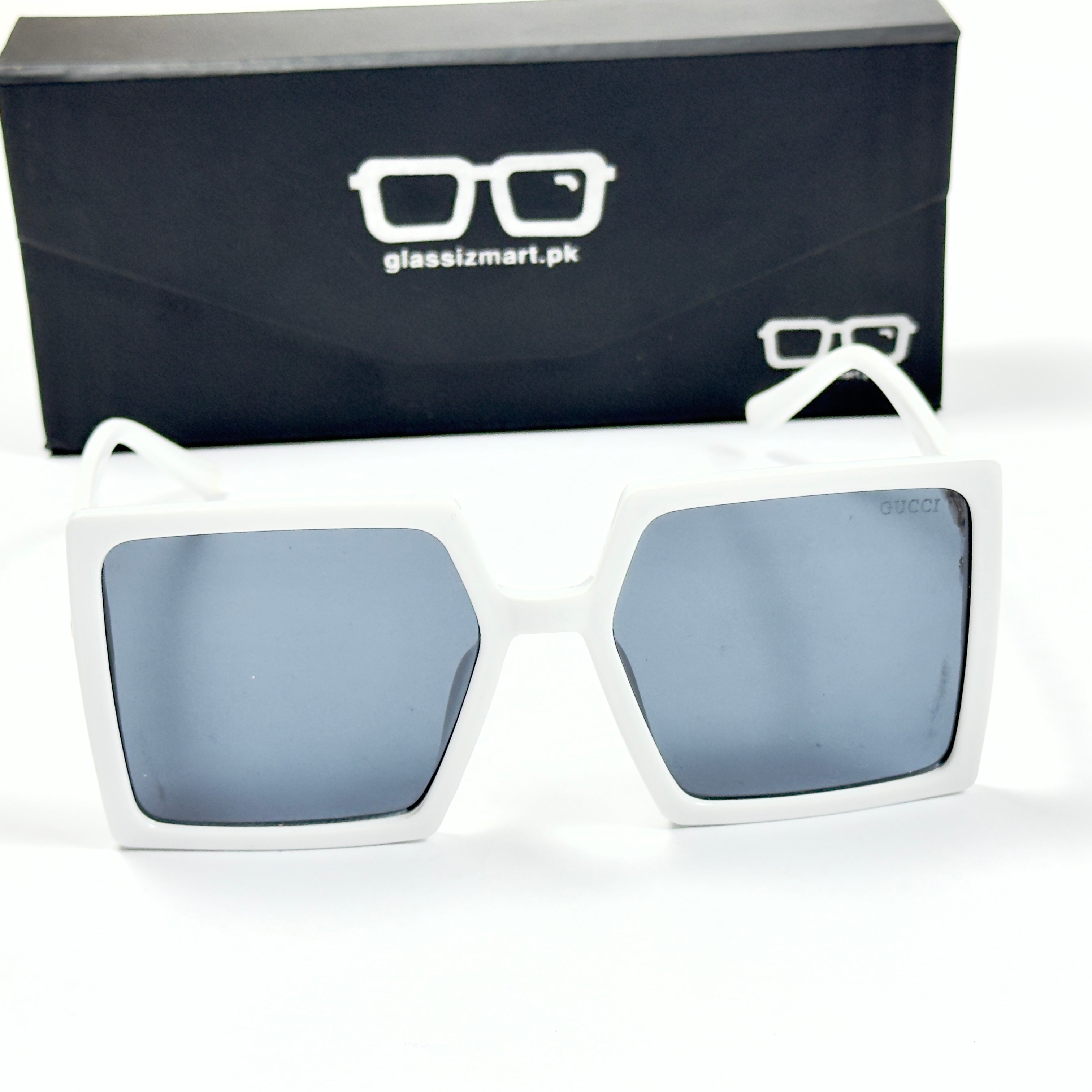 Louis Vuitton – 21071 – 56 - White Black – Acetate  – Sunglasses - Ladies