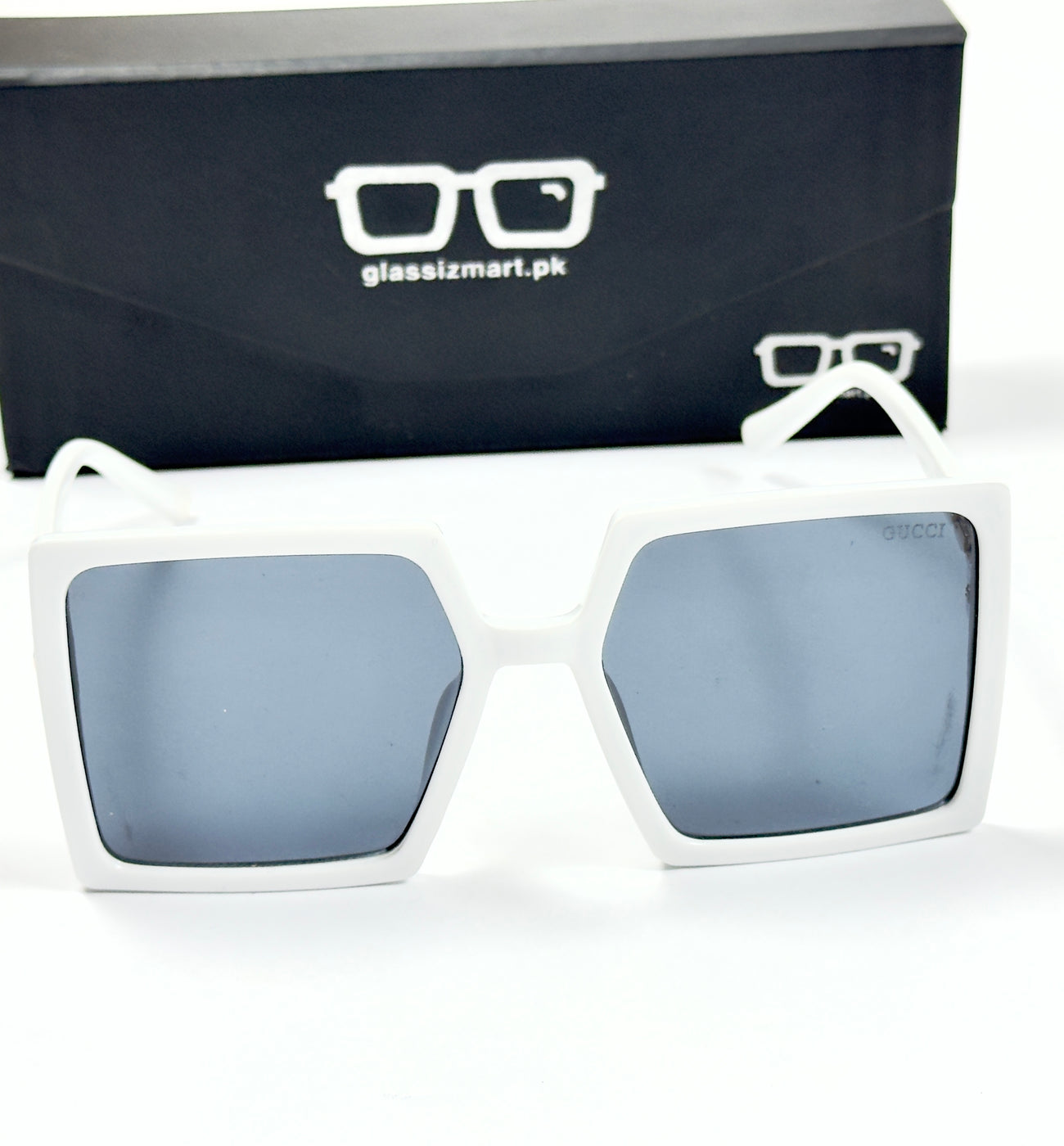 Louis Vuitton – 21071 – 56 - White Black – Acetate  – Sunglasses - Ladies