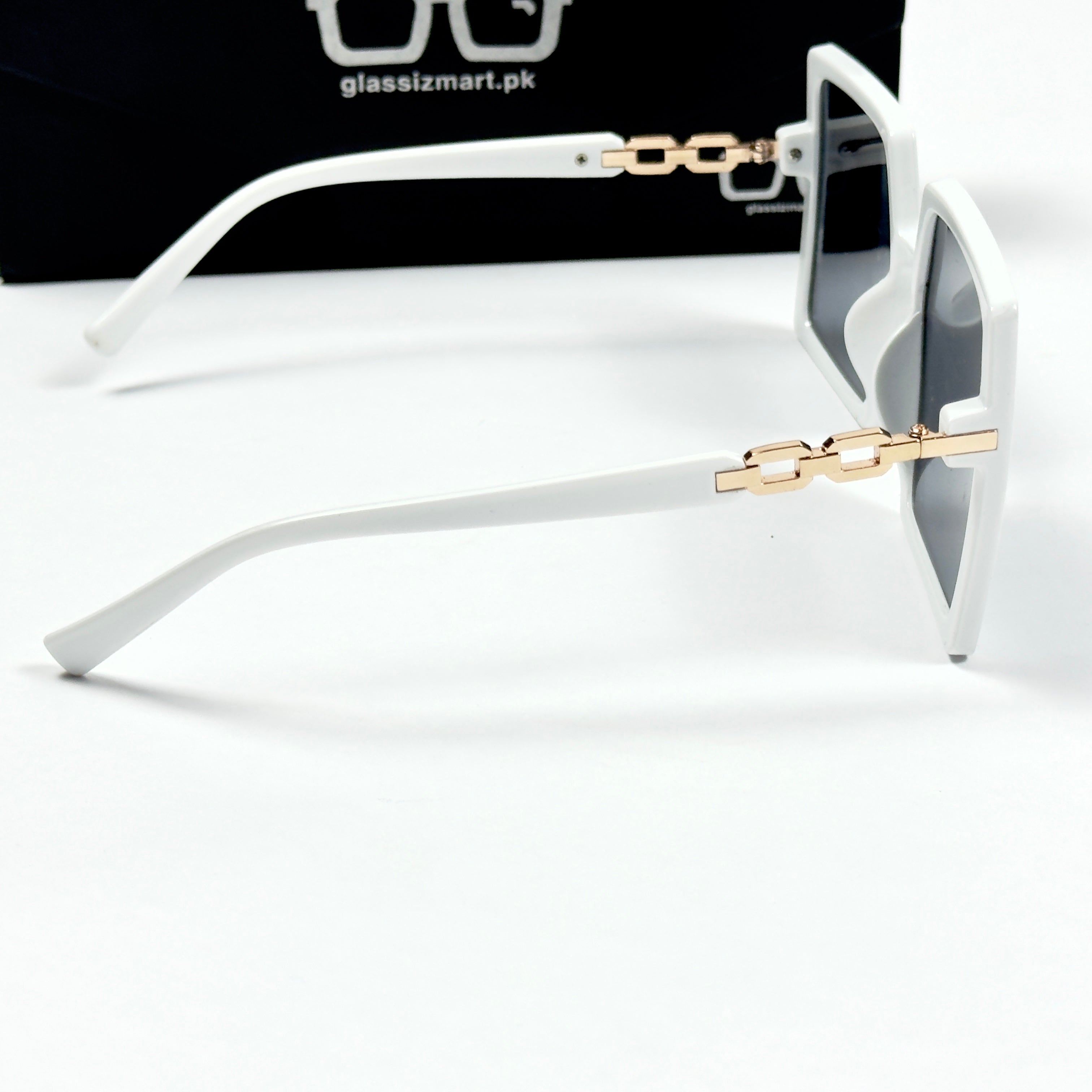 Louis Vuitton – 21071 – 56 - White Black – Acetate  – Sunglasses - Ladies