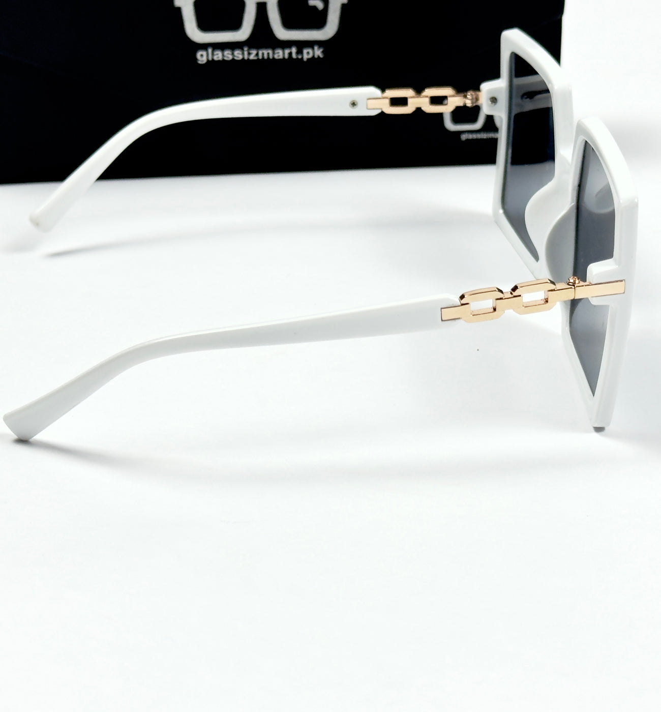 Louis Vuitton – 21071 – 56 - White Black – Acetate  – Sunglasses - Ladies